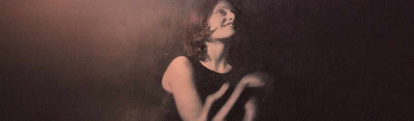 Im Hintergrund das Matterhorn. Im Vordergrund eine Betonbegrenzungsmauer, darauf als Graffiti die schweizer Flagge und der Schriftzug Literatur Swiss Made.