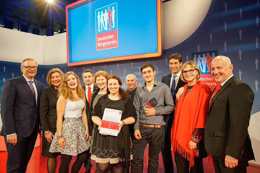 Vertrterinnen und Vertreter des Figuren Theater Phoenix und des Ensemble LebensWelten zusammen mit Gästen aus Politik und Wirtschaft an der Preisverleihung des Deutschen Bürgerpreises.