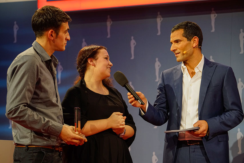 Eine Vertreterin des Figuren Theater Phoenix und ein Verteter des Ensemble LebensWelten werden vom Moderatoren Mitri Sirin interviewt.